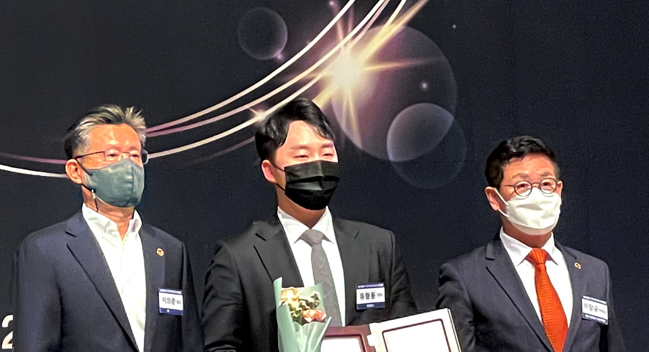 지난 25일 오후 한국프레스센터에서 개최된‘2021 인터넷신문인의 밤’행사에서 ‘인터넷신문 언론대상’보도부문을 수상한 AI타임스 유형동 기자(가운데)가 기념촬영을 하고 있다. (출처=AI타임스)