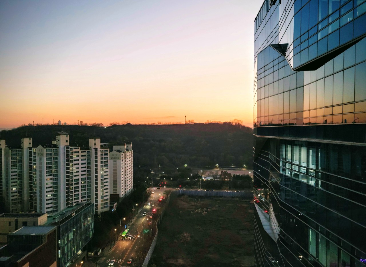 서울디지털재단 메타피스에 접속해 이사장실로 가면 실제 재단에서 보는 것처럼 창가 풍경을 볼 수 있다. (출처=서울디지털재단)