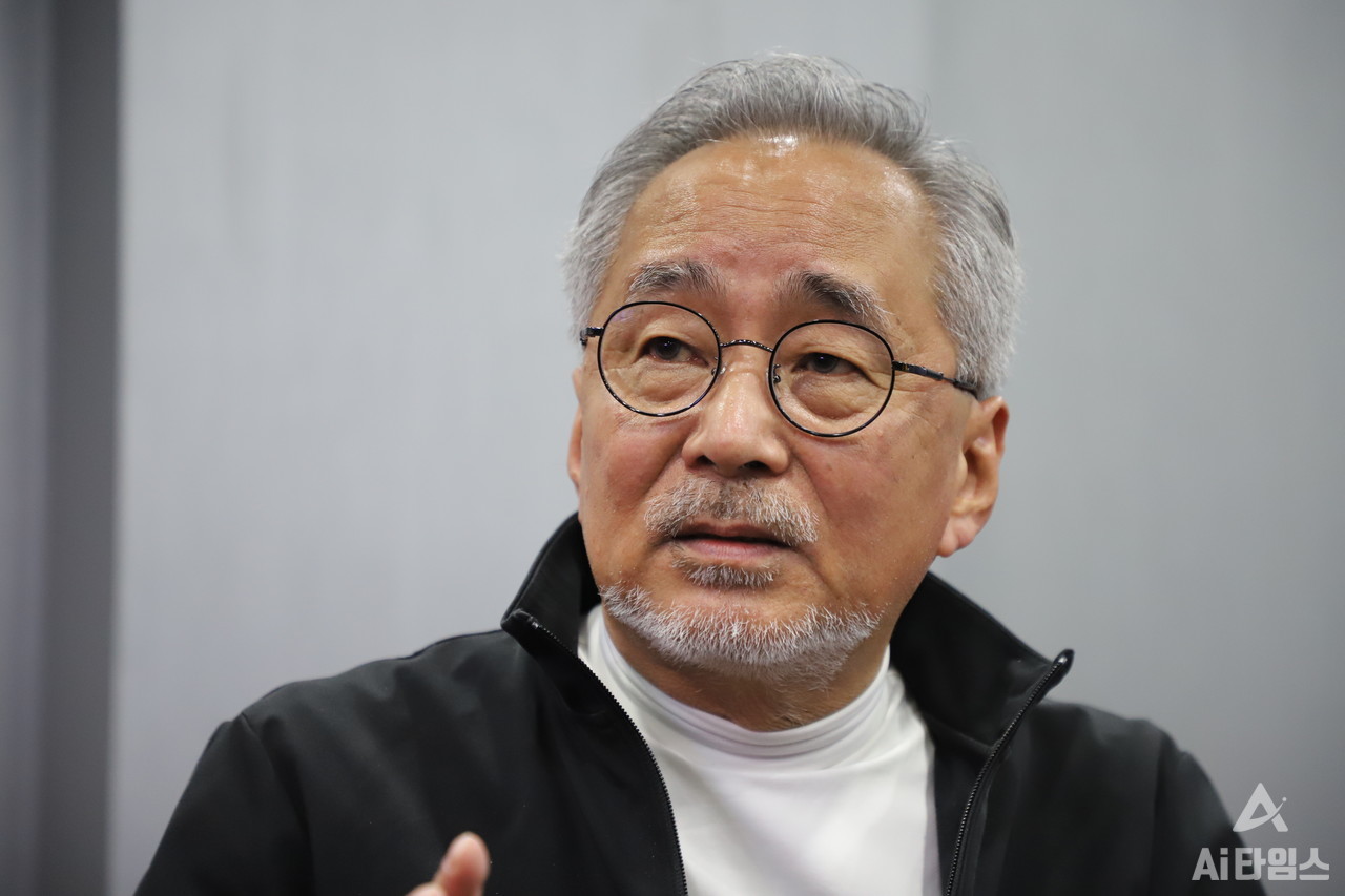 가상현실콘텐츠산업협회 명예회장인 김동현 박사가 AI타임스와의 인터뷰에서 e스포츠산업에 메타버스를 접목할 시 미래 확장 가능성에 대해 이야기하고 있다. (사진=유형동 기자).