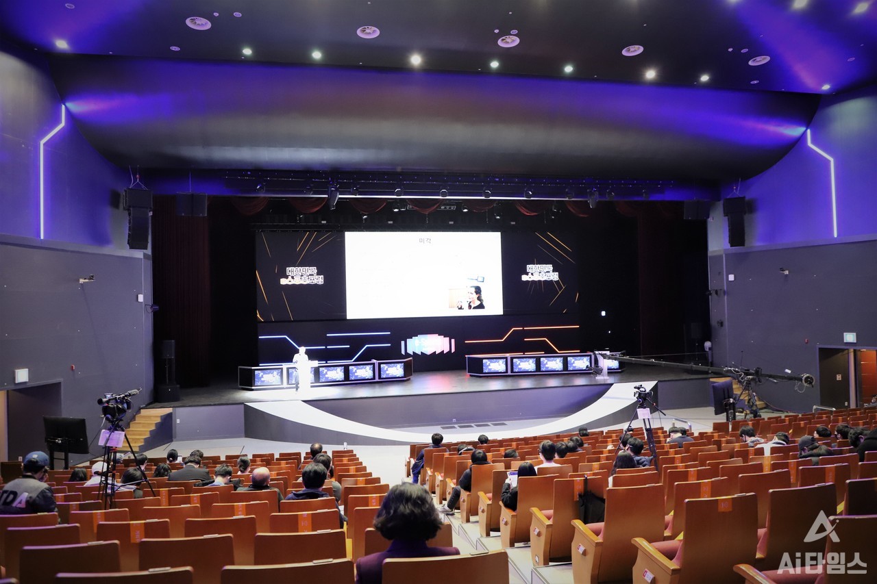 '대한민국 e스포츠 포럼' 참석자들이 가상현실콘텐츠산업협회 명예회장인 김동현 박사의 강연을 경청하고 있다. (사진=유형동 기자).