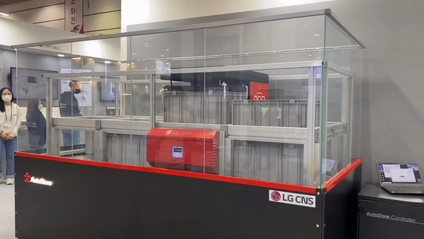 굿즈-투-퍼슨(Goods-to-Person) 솔루션 작동 모습. (영상=김미정 기자)