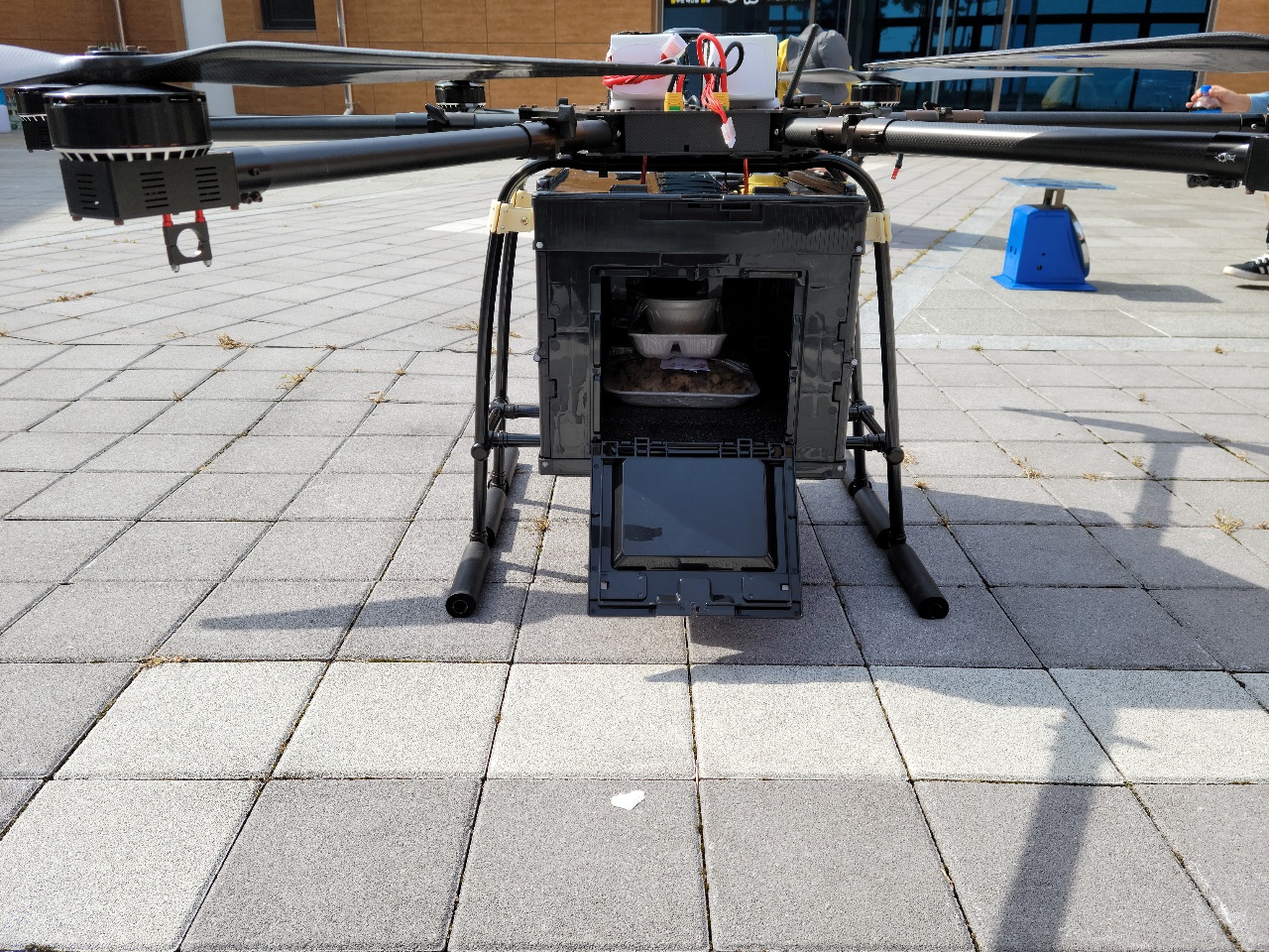 전남 고흥군이 진행한 드론 택배 실증에서는 드론에 탕수육과 콜라 등의 음식물을 실어 4km 거리의 섬마을을 횡단하는데 성공했다. (사진=전남 고흥군 제공).