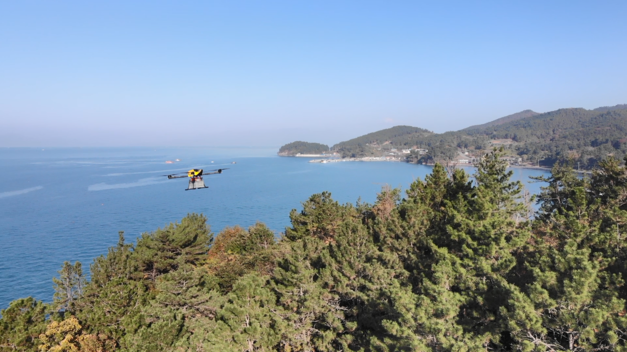 드론 택배가 목표지점인 섬마을까지 횡단하고 있다. (사진=전남 고흥군 제공).
