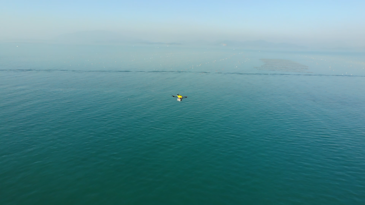드론 택배가 바다를 건너고 있는 모습 (사진=전남 고흥군 제공).
