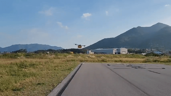 드론 택배가 목표지점에 착륙하고 있다. (사진=전남 고흥군 제공).