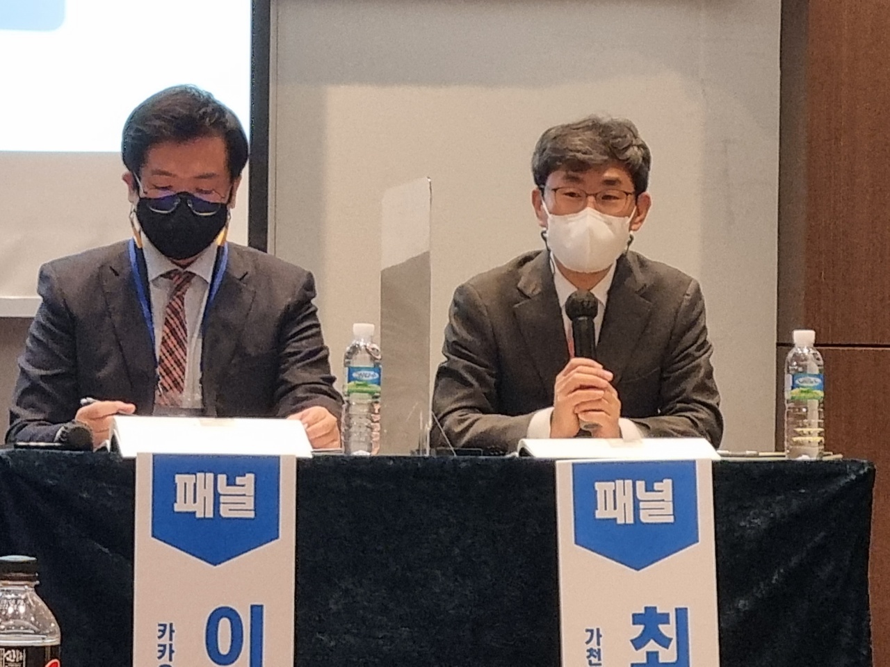 발언 중인 최경진 교수(오른쪽)와 이승윤 카카오페이 변호사(왼쪽)(사진=박성은 기자)