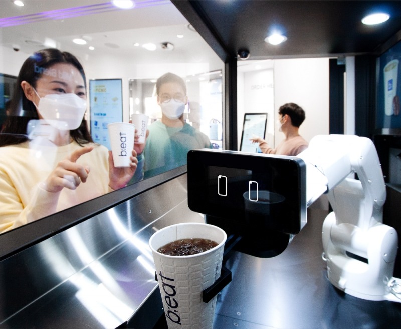 'AICON 광주 2021'의 '무인 로봇 가게' 부스를 찾은 관람객은 AI 로봇 바리스타가 만들어주는 커피를 시음해볼 수 있다. 사진은 비트코퍼레이션의 3세대 로봇카페 '비트3X'가 적용된 무인 매장 플랫폼 '비트박스' 쇼룸. (사진=비트코퍼레이션 제공).
