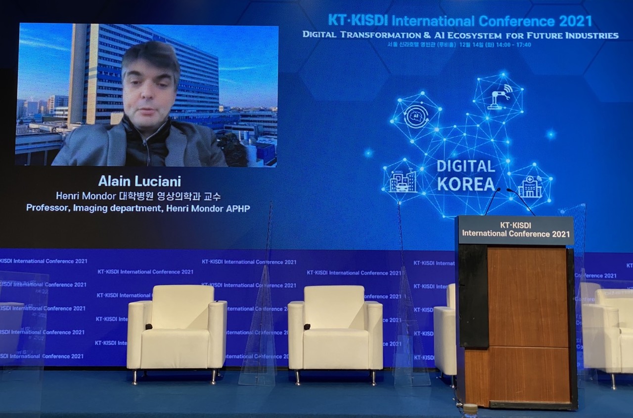 'KT·KISDI 인터내셔널 컨퍼런스 2021'에서 발언 중인 루치아니 교수. (사진=김미정 기자)