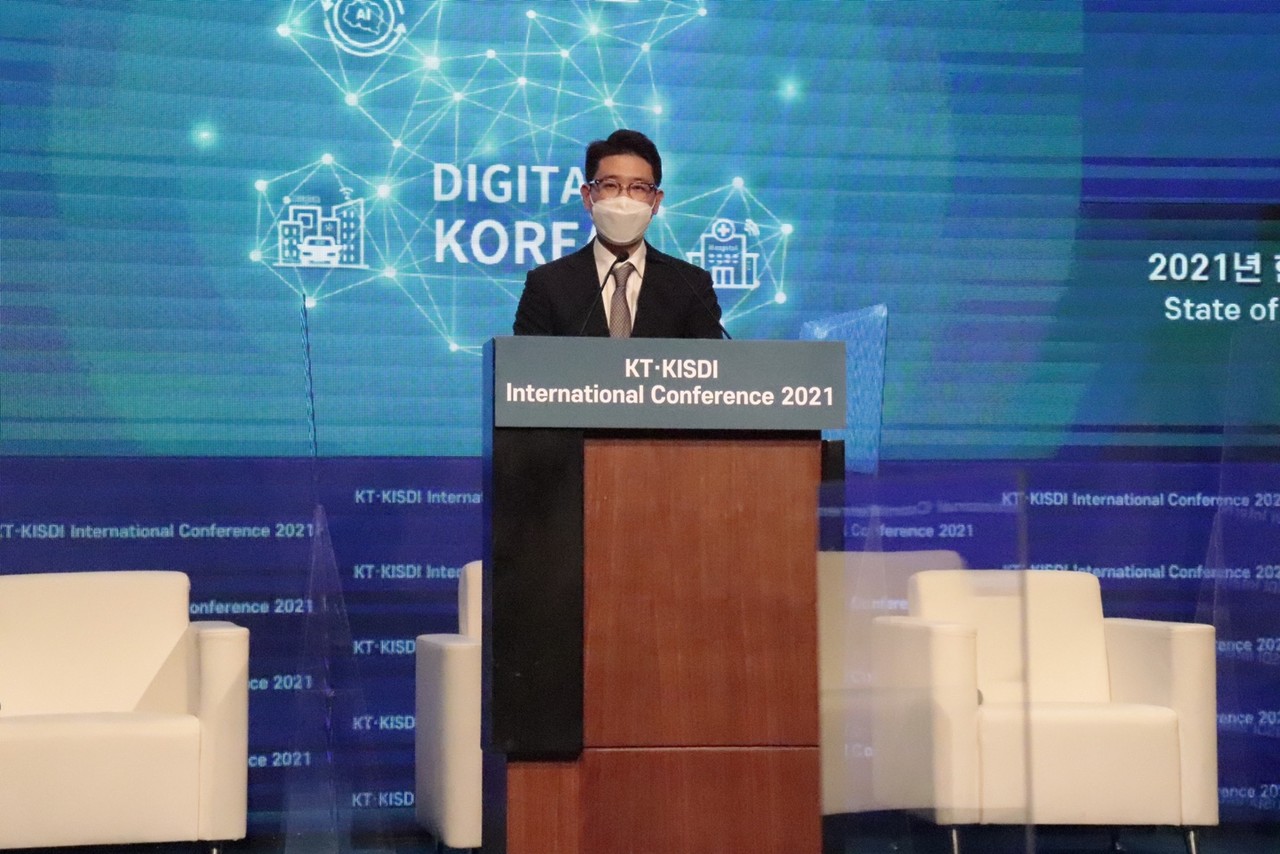'KT·KISDI 인터내셔널 컨퍼런스 2021'에서 발언 중인 김경훈 연구위원. (사진=김미정)