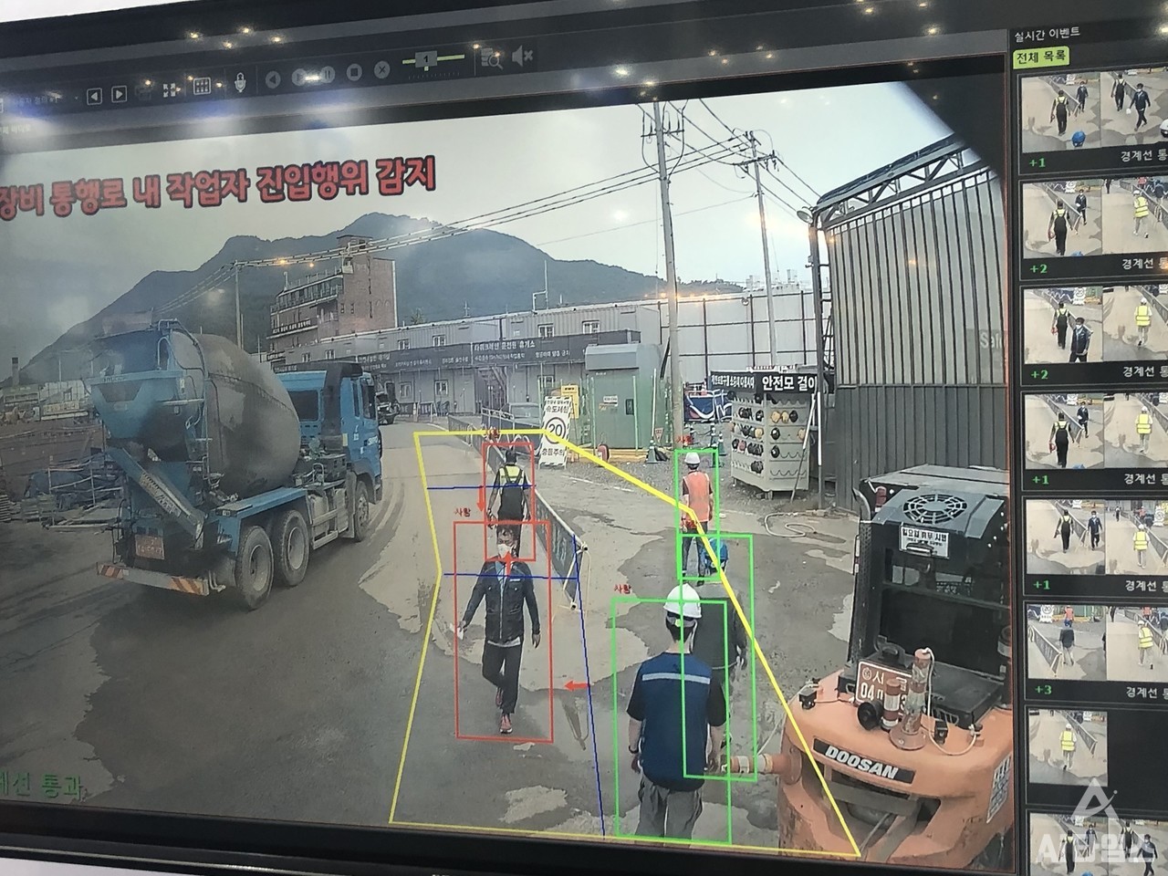 안전모를 착용하지 않은 사람이 위험 지역을 다니면 AI는 영상에서 이 모습을 빨간색 네모로 표시해 관리자가 알 수 있도록 조치하고, 경고음 등을 통해 관리자와 작업자에게 위험 상황을 알린다. (사진=김동원 기자)