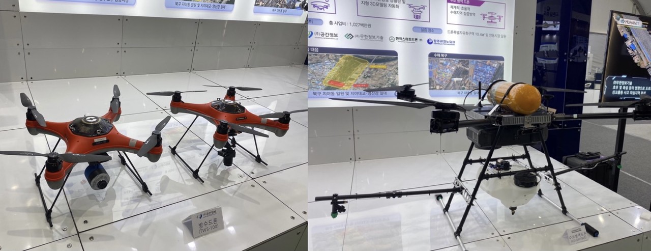 광주광역시 부스. (왼) 방수드론과 (오) 방역드론. (사진/편집=김미정 기자)