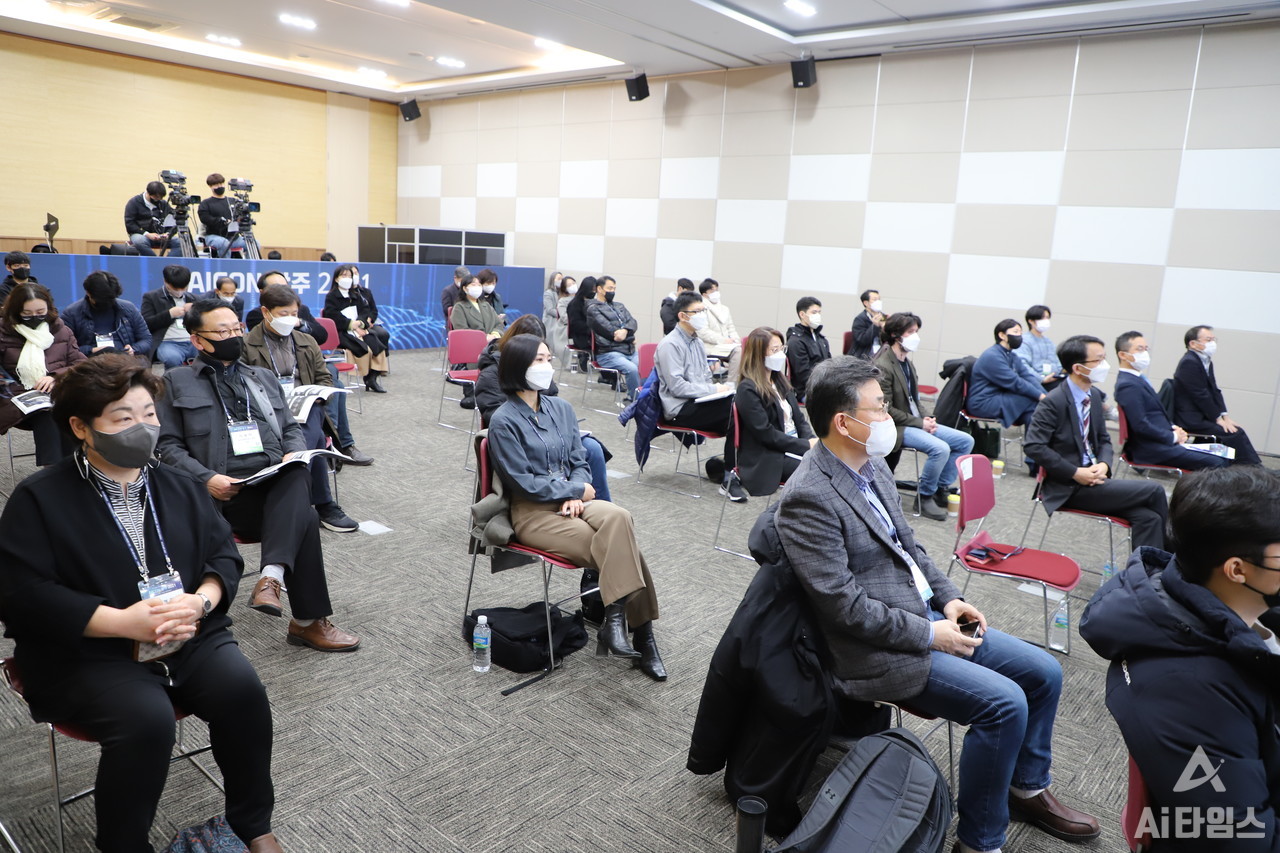 양경란 ㈜다쏘시스템코리아 상무의 강연을 듣고 있는 참석자들. (사진=유형동 기자). 