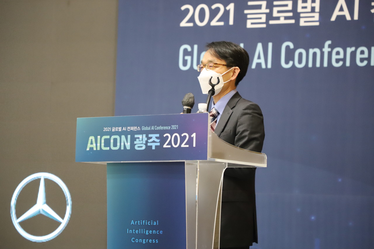 메르세데스 벤츠 코리아 대외협력부 김홍중 상무가 17일 AICON 광주 2021에서 '자율주행으로 가는 길 : 메르세데스 벤츠 지능형 드라이브'를 주제로 강연했다. 김 상무는 이날  벤츠가 구상하는 자율주행의 청사진에 대해 이야기했다. (사진=유형동 기자).