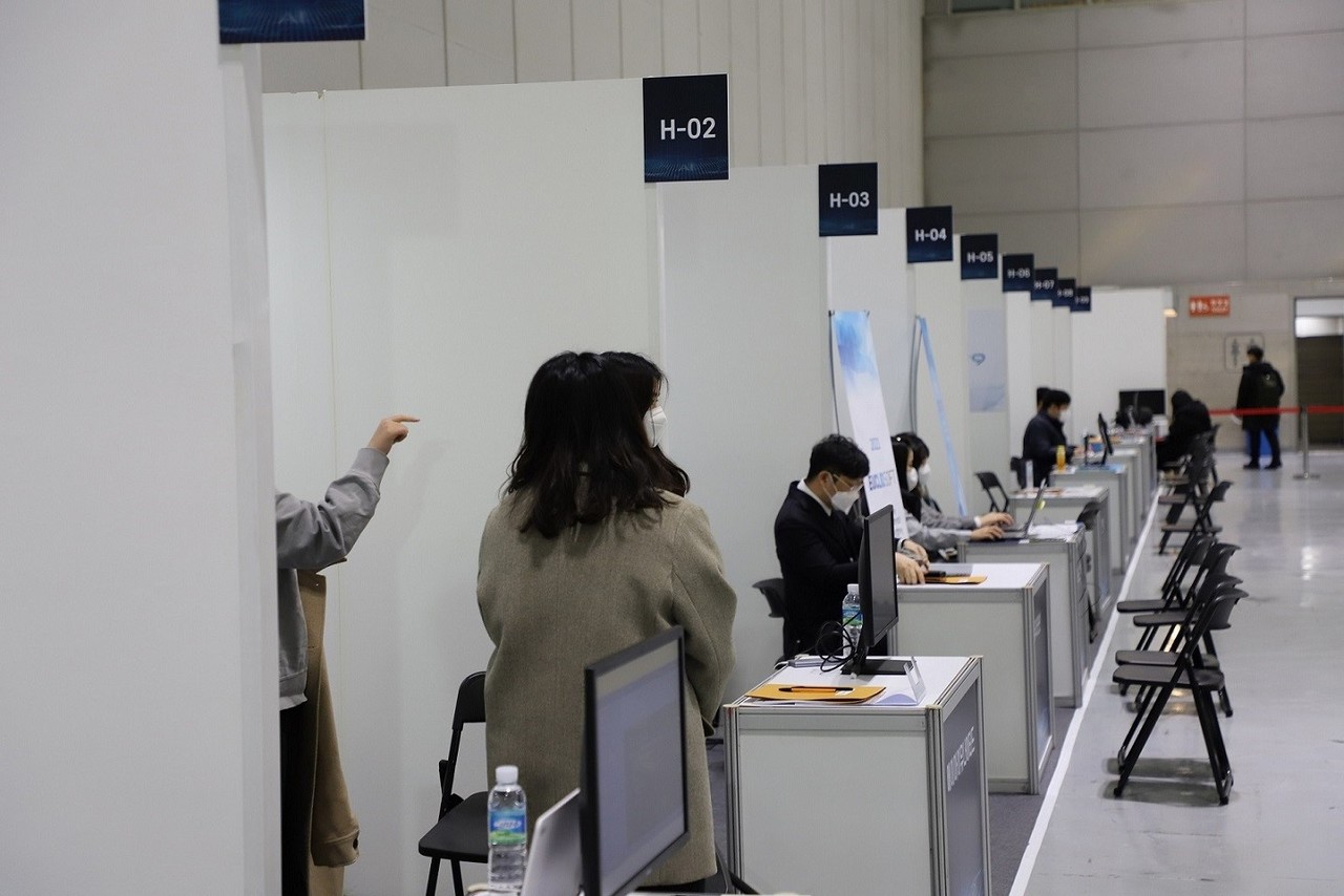 AICON 광주 2021의 부대행사로 진행된 채용박람회가 훙보 부족으로 구직자들에게 외면받고 있다. 준비 기간도 짧았고 업무가 몰리는 연말에 개최된 탓에 기업들의 불만도 이만저만이 아니다. (사진=유형동 기자).    