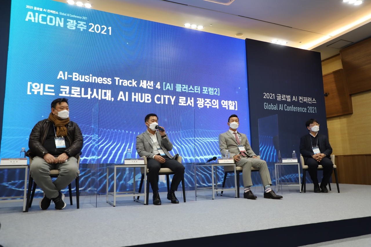 17일 광주 김대중컨벤션센터에서 열린 'AICON 광주 2021' 위드 코로나 시대 인공지능 중심도시(AI Hub City) 광주의 역할에 대해 논의하는 자리가 열렸다. 글로벌 AI 전문가들이 참여해 기대감을 높였지만 광주 실정을 잘 알지 못하는 외부 인사 초청에만 집중한 나머지 당초 AI 산업 육성을 위한 광주의 실행 방향에 대해 논의하려는 취지가 무색한 자리가 됐다는 평가가 나오고 있다. (왼쪽부터 최인호 디캐릭 대표, 이충열 시그넷이브이 이사, 헌터킴 플로리다 오세올라 카운티 경제국장, 김수형 전남대학교 IoT인공지능융합전공 학장) (사진=구아현 기자).