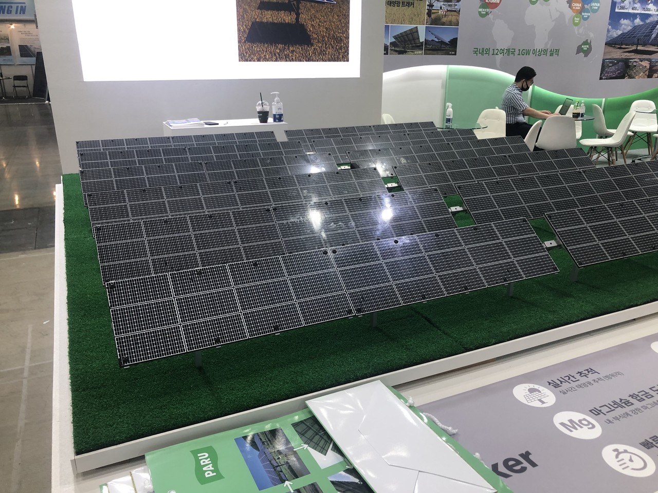 파루는 '2021 대한민국 에너지대전'에서 AI를 탑재한 영농형 태양광 트래커 기술을 선보였다. (사진=김동원 기자)