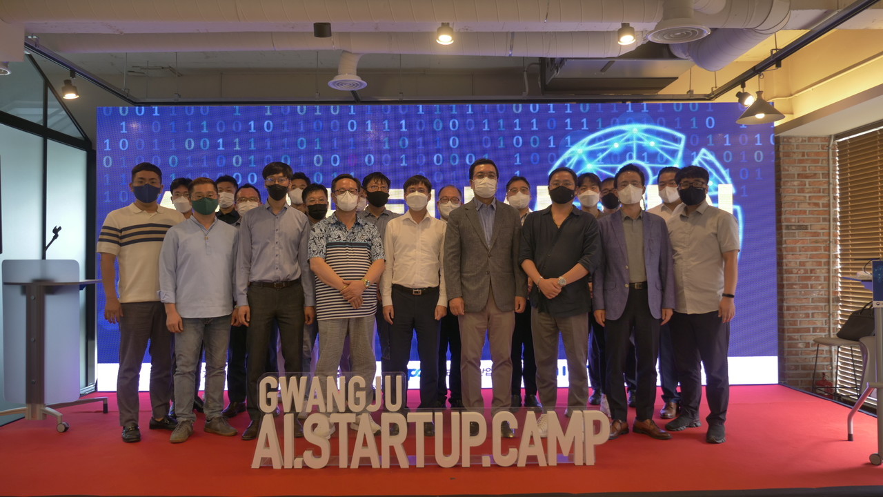 지난 8월 26일 광주AI창업캠프에서 열린 ‘인공지능 파트너십 데이’. 이날 행사에 참여한 AI 기업 대표들과 17개 투자사 관계자들이 모여 기념 사진을 찍고 있다. (사진=인공지능산업융합사업단 제공).