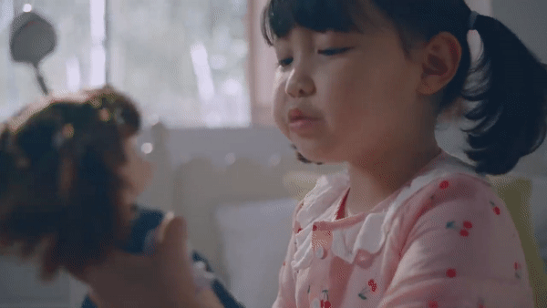  AI 스피커 '콩순이 AI 톡톡'이 부모들의 육아 부담을 덜어주면서 올해 영유아 자녀들을 위한 크리스마스 선물로 주목받고 있다. (영상=콩순이 시크릿 쥬쥬 유튜브 채널).  