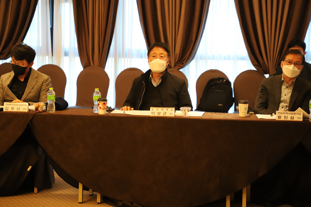 이상근 동신대  교수(가운데)는 "국가혁신클러스터에 대한 대학생들의 관심이 필요하다"며 "기업들과의 매칭 프로그램 마련 등 노력이 필요할 것 같다"고 말했다. (사진=나호정 기자).