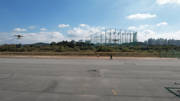 지난 10월14일 실리콘밸리 투자유치단 참가기업인 호그린에어가 광주광역시 북구 드론공원로부터  9천42km 떨어진 미국 실리콘밸리에서 5G로 연결한 수소 군집드론을 시연하고 있다. (영상=호그린에어 제공).