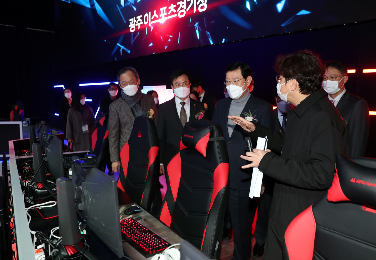 지난 2020년 광주 e-스포츠 상설경기장 개관식에서 이용섭 광주시장이 시설 내부를 둘러보고 있다. (사진=광주정보문화산업진흥원 제공).
