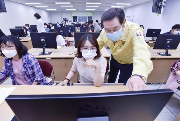 지난해 6월 이용섭 광주광역시장이 시청 비즈니스룸에서 '광주광역시-㈜에이모 인공지능 데이터 생태계 활성화'를 위한 업무협약을 체결한 후 정보화교육장으로 이동해 인공지능 데이터 라벨링 교육을 받고 있는 교육생과 대화를 나누고 있다. (사진=광주광역시 제공).