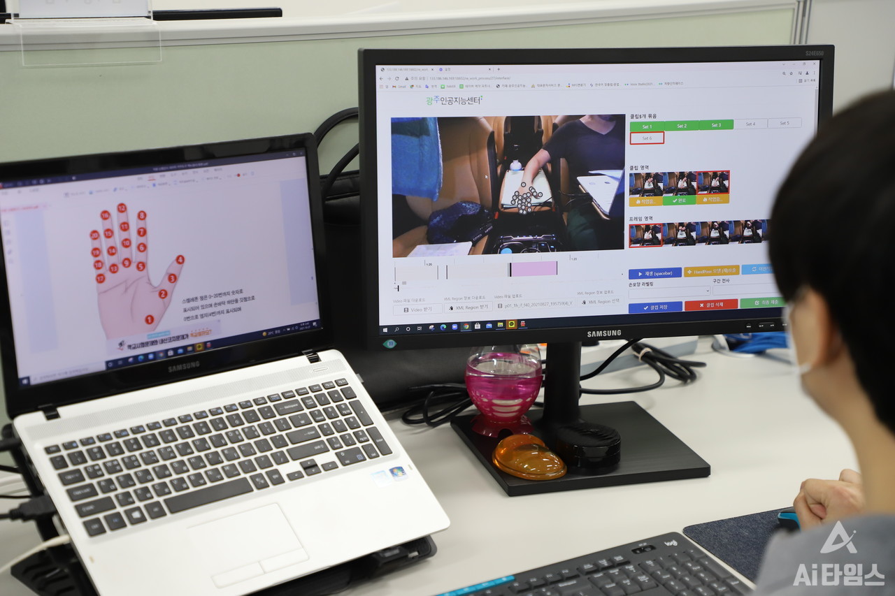 광주인공지능센터 솔트룩스에 근무하는 한 개발자가 ‘차량 상황 내‧외부 데이터’ 구축 사업 관련 작업을 하고 있다.  광주인공지능센터는 솔트룩스의 광주 법인으로 지난해  7월  설립됐다. 이후 인공지능 학습용 데이터 구축사업을 꾸준히 진행하면서 지역 일자리 창출에 일조해왔다. 사진은 지난 11월 초 AI타임스가 광주인공지능센터와의 진행한 인터뷰 사진 중 일부분. (사진=나호정 기자). 