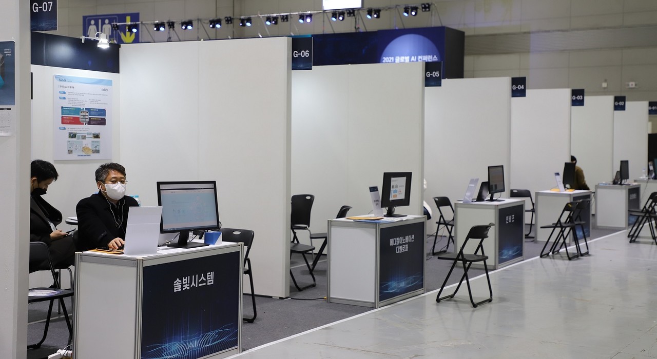 지난 12월 16일부터 사흘간 광주컨벤션센터에서 개최된 'AICON 광주 2021' 내 채용박람회가 훙보 부족으로 구직자들에게 외면받고 있다. 준비 기간도 짧았고 업무가 몰리는 연말에 개최된 탓에 기업들의 불만도 이만저만이 아니다. (사진=유형동 기자).    