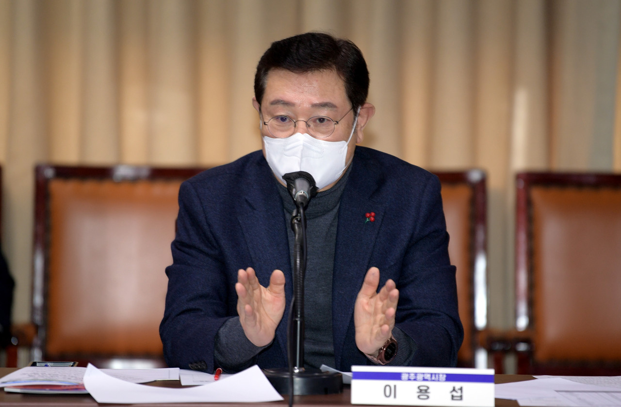 이용섭 광주광역시장이 12월 29일 오전 시청 중회의실에서 열린 광주혁신추진위원회 광주대전환 특별위원회 제1차 회의에 참석해 참석위원들과 함께 기념촬영을 한 후 인사말을 하고 있다. (사진=광주광역시 제공)