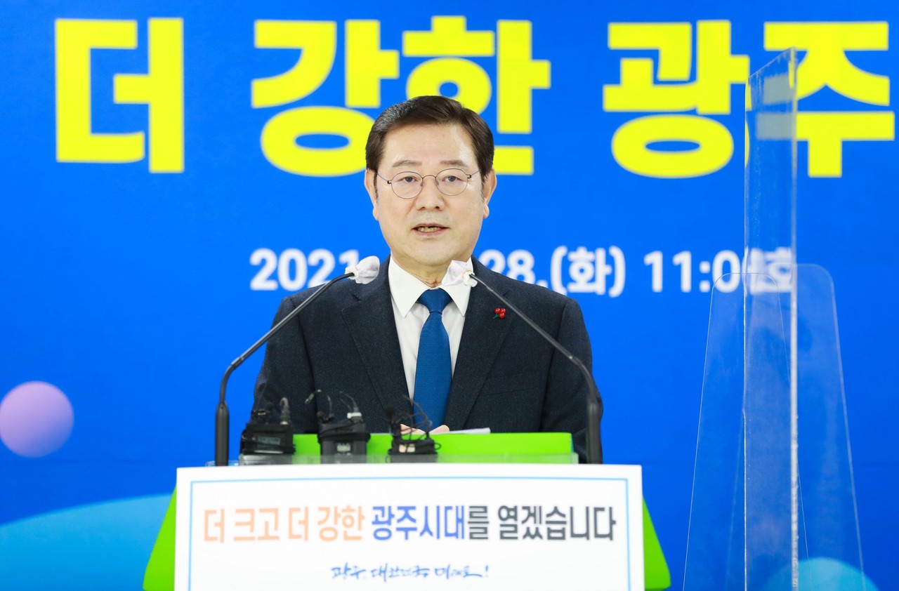 이용섭 광주광역시장이 지난 28일 오전 시청 브리핑룸에서 송·신년 기자회견을 갖고 민선 7기 3년 6개월 주요성과와 향후 3대 시정방향을 발표하고 있다. (사진=광주광역시 제공).