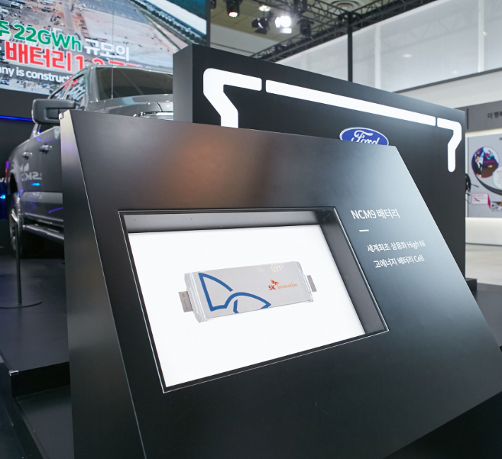 CES2022서 선보이는 포드 픽업전기트럭 F-150 라이트닝에 탑재될 SK온 NCM9 배터리. (사진=SK이노베이션 제공).