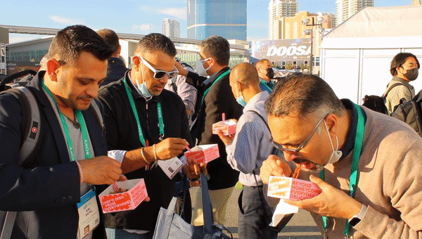 CES 2022에서 비욘드허니컴이 인공지능(AI) 셰프 솔루션으로 재현한 음식을 시식하는 관람객들. (영상=비욘드허니컴).