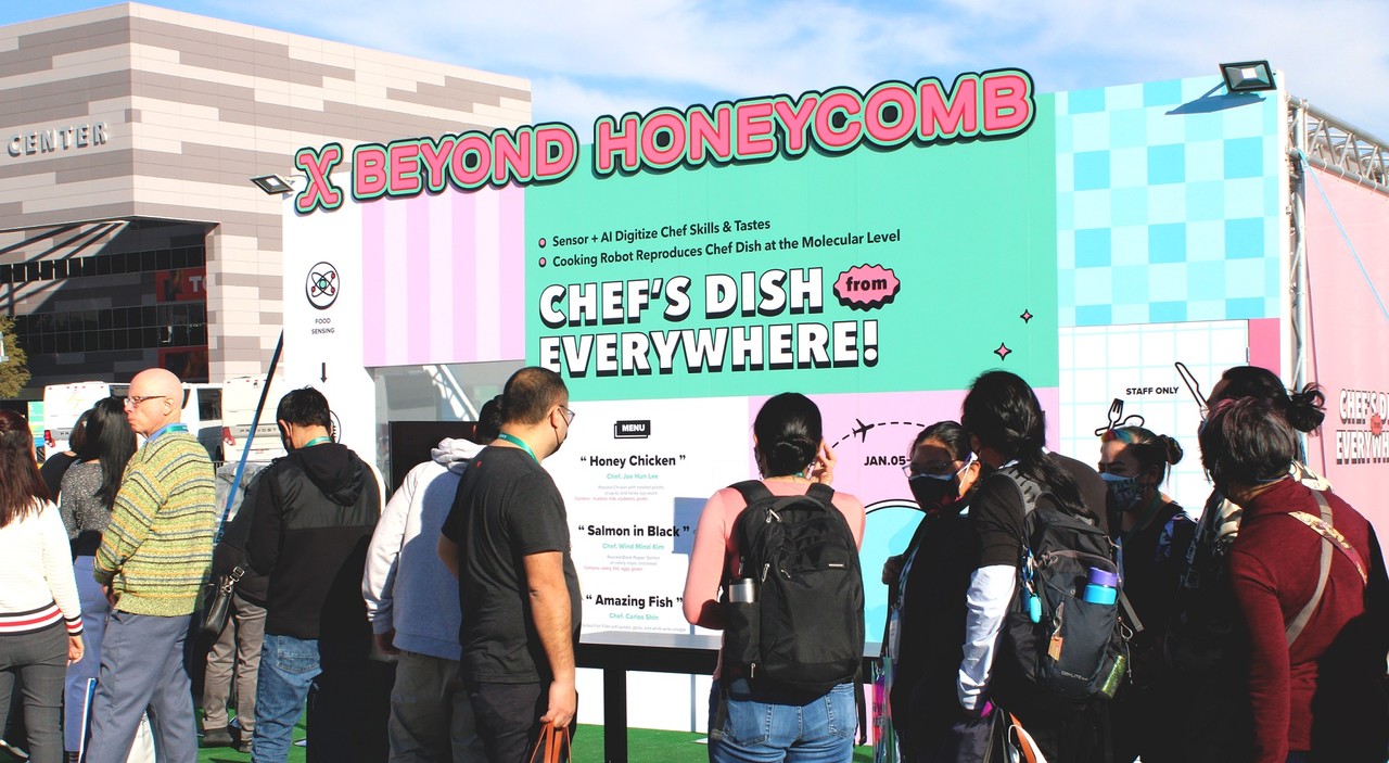비욘드허니컴은 최근 미국 라스베이거스에서 CES 2022 메인 전시장인 LVCC 앞에 야외 부스를 꾸려 인공지능(AI) 셰프를 선보였다. (사진=비욘드허니컴).