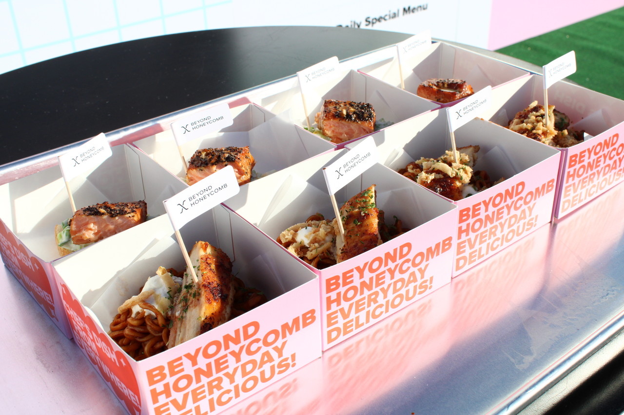 비욘드허니컴은 CES 2022에서 영화 '기생충'에 등장해 화제를 모았던 짜파구리와 함께 한식레스토랑 '미쉬매쉬' 김민지 셰프의 로스트 치킨도 곁들여 큰 호응을 얻었다. (사진=비욘드허니컴).
