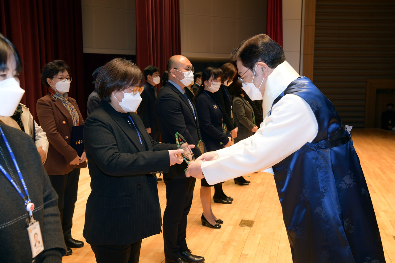 이용섭 광주광역시장이 3일 오전 시청 대회의실에서 열린 2022년 시무식에 참석해 교통정책과 소진호 사무관에게 올해의 공무원상을 시상하고 있다. (사진=광주광역시 제공).