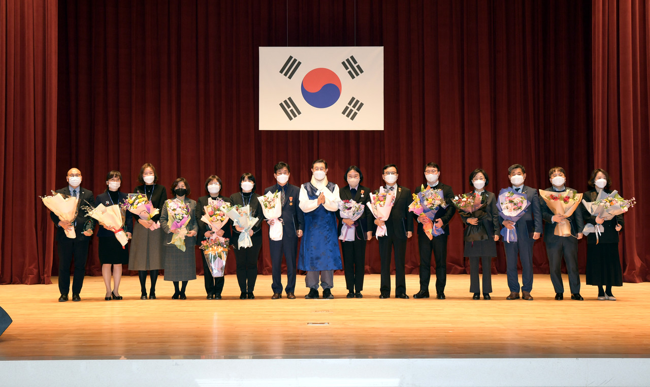 이용섭 광주광역시장이 3일 오전 시청 대회의실에서 열린 2022년 시무식에 참석해 유공 공무원에게 시상을 한 후 기념촬영을 하고 있다. (사진=광주광역시 제공).