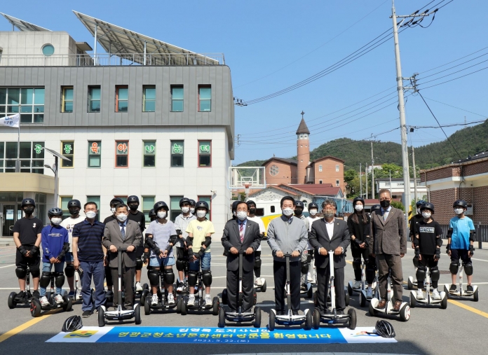 김영록 전남도지사와 김준성 영광군수가 영광군 청소년문화센터를 방문해 청소년들과 함께 e-모빌리티를 타고 있는 모습 (사진=영광군 제공).