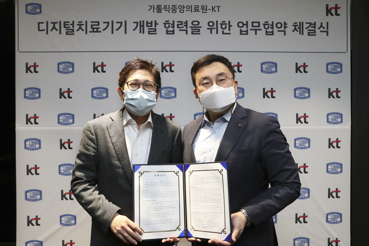 송재호 KT AI/DX융합사업부문 부사장(사진 오른쪽)과 김대진 가톨릭중앙의료원 정보융합진흥원장이 디지털치료기기 개발 협력을 위한 업무협약을 체결했다. (출처=KT)