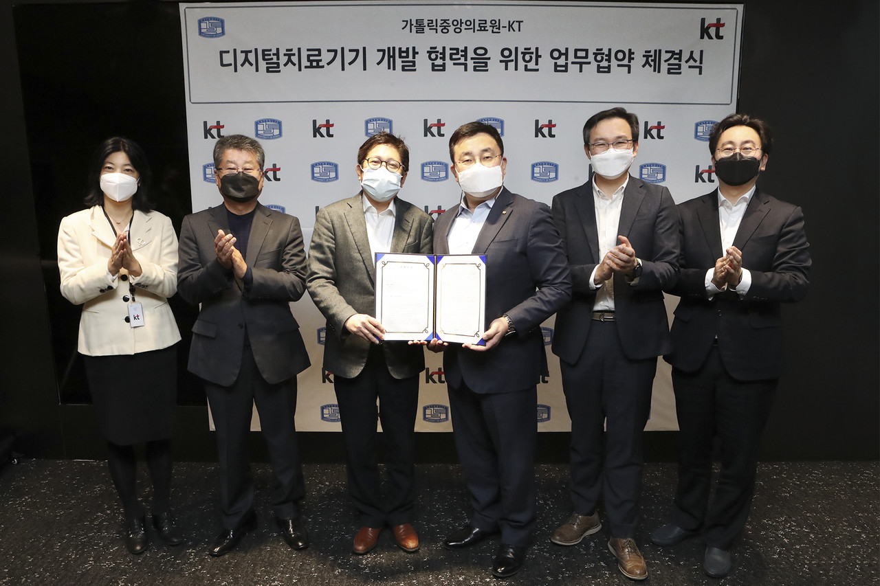 (좌측부터) 가톨릭중앙의료원 정보융합진흥원 최인영 본부장, 이재열 병원경영실장, 정보융합진흥원 김대진 원장, KT 송재호 AI/DX융합사업부문장, 디지털&바이오헬스사업단 임승혁 단장, 이해성 상무가 기념 촬영하는 모습. (출처=KT)