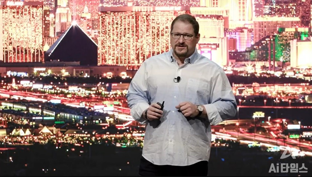 크리스티아노 어몬 퀄컴 CEO가 CES 2022 기자회견에서 AR 글래스 탑재 칩 개발과 자동차 반도체 칩 확장 계획을 발표했다. (출처=CES 2022 기자회견 캡처)