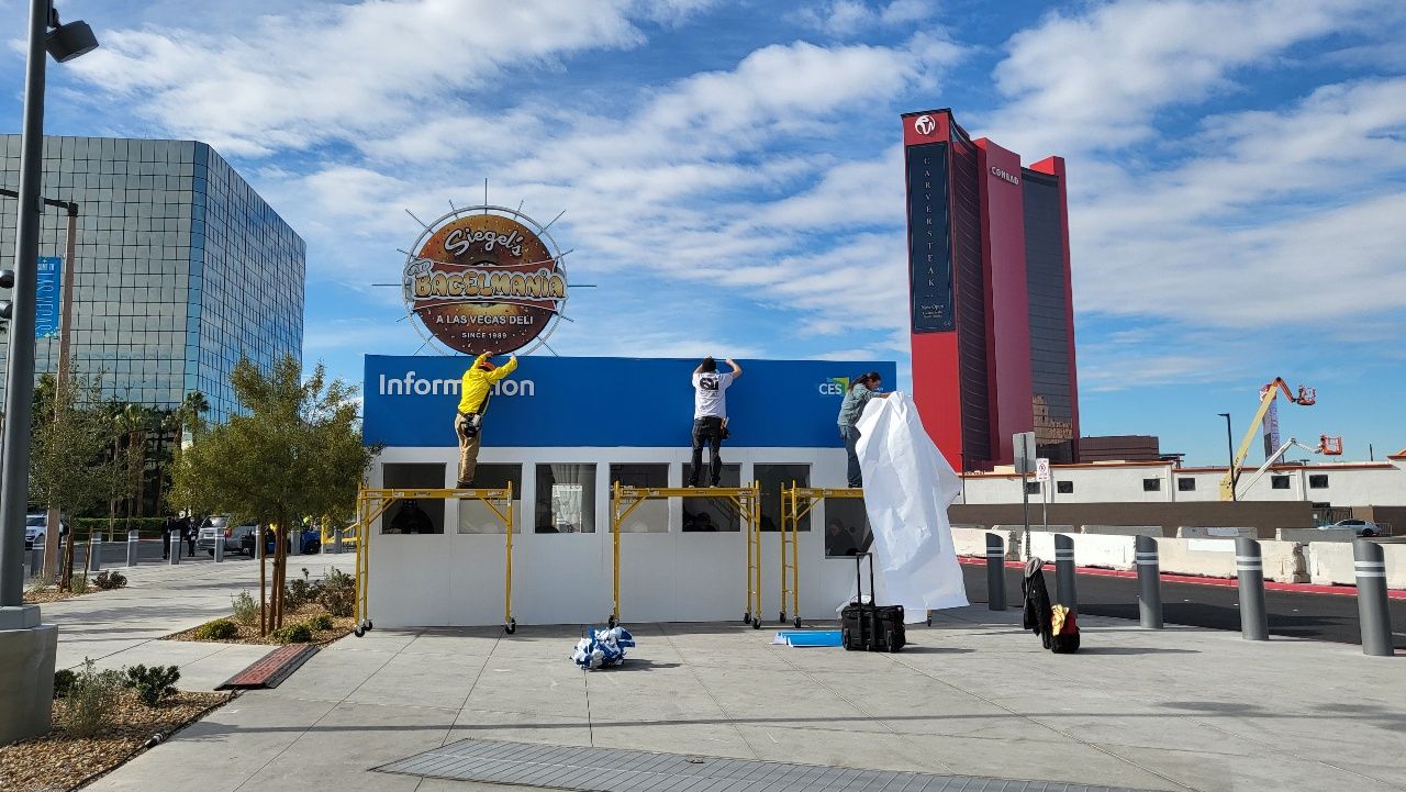 안내 데스크 공사가 한창이다. 