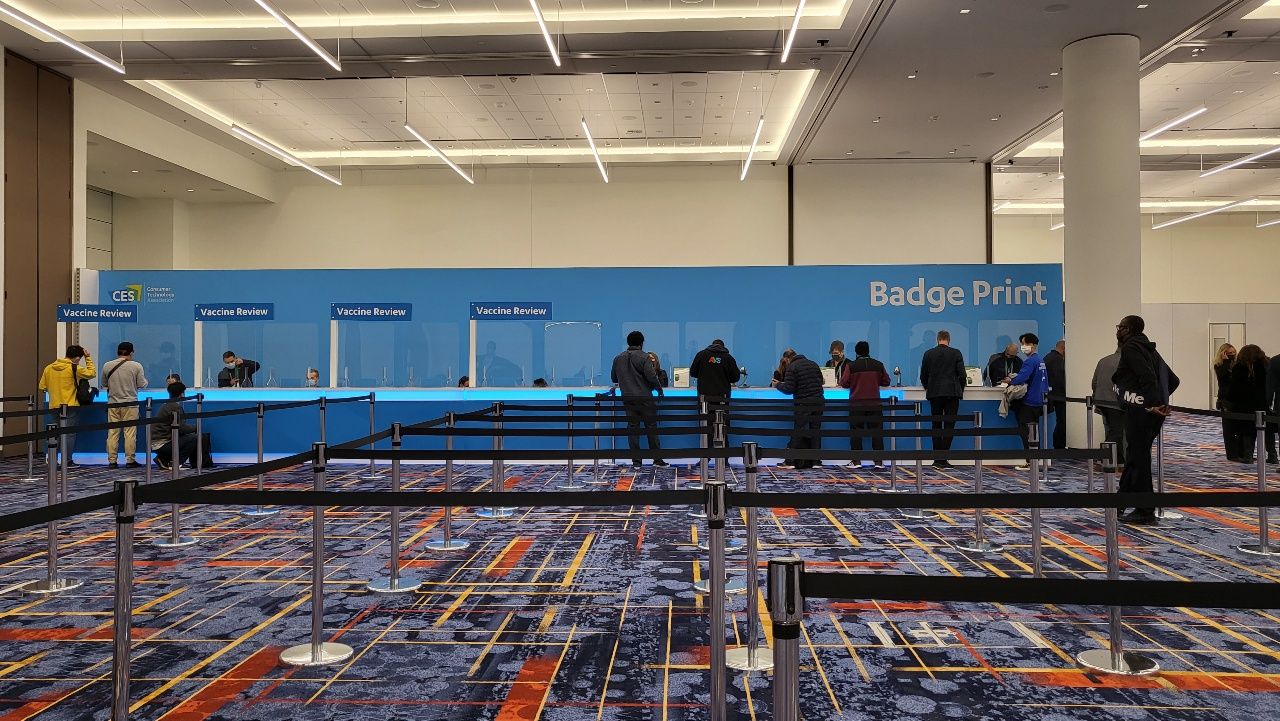 출입증을 받을 수 있고 있는 관람객들 모습.  