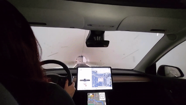 라스베이거스 컨벤션센터(LVCC) 웨스트홀에서 센트럴홀로 '베이거스 루프(Loop)'를 통해 이동 중인 모습.