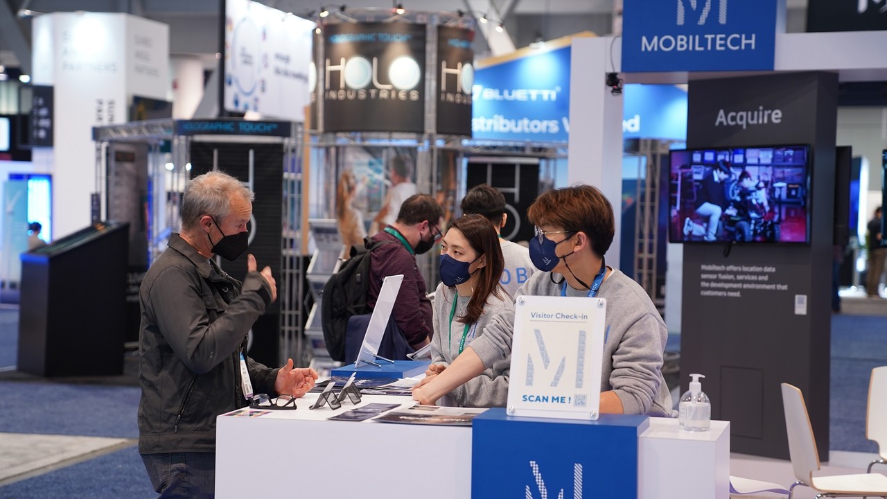 모빌테크는 5~7일(현지시간) 미국 라스베이거스에서 열린 ‘CES 2022’에 참가해, 인공지능(AI) 기술 기반 3차원 도시 데이터 솔루션 '레플리카 시티'를 공개해 관람객들이 북적였다. (사진=모빌테크 제공).