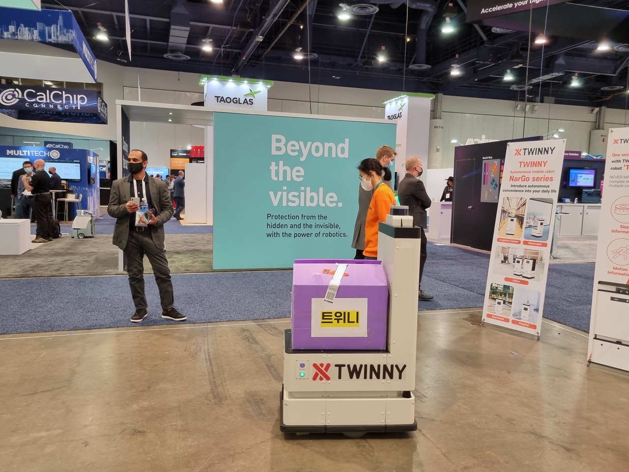 CES 2022에서 트위니가 공개한 자율주행 로봇 '나르고'가 스스로 목적지까지 이동하고 있다. (사진=트위니 제공).