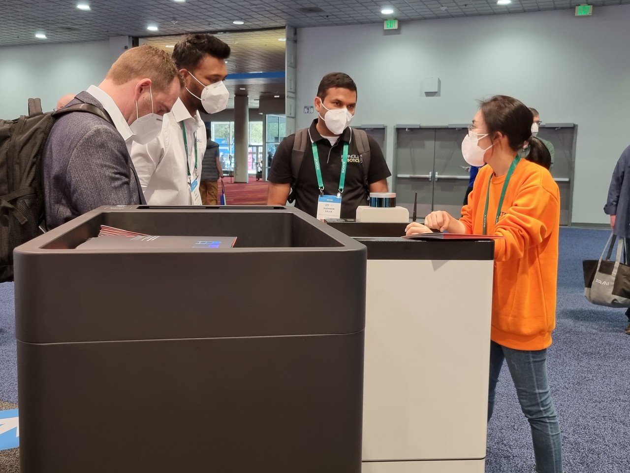 트위니가 지난달 5일부터 7일(현지시간)까지 미국 라스베이거스에서 열린 CES 2022 선보인 자율주행 로봇 '나르고'(하얀색)ㆍ대상추종 로봇 '따르고'가 관람객들의 눈길을 사고잡고 있다. (사진=트위니 제공).