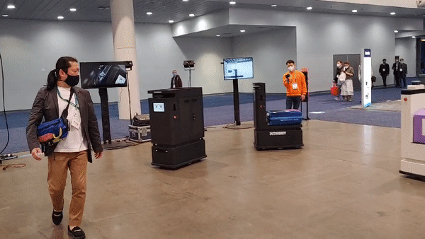 미국 라스베이거스에서 지난달 5일부터 7일(현지시간)까지 열린 CES 2022에서 공개된 트위니의 자율주행 로봇 '나르고'(하얀색)ㆍ대상추종 로봇 '따르고'가 관람객을 뒤따르고 있다. (사진=트위니 제공).