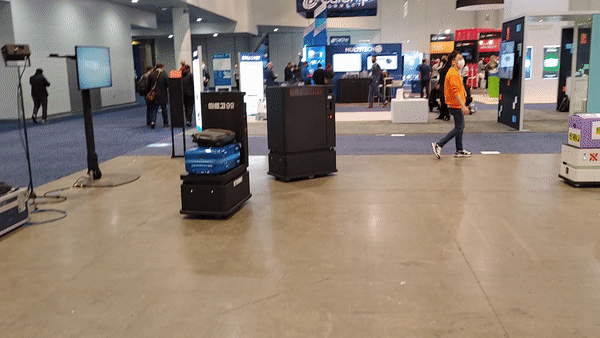 미국 라스베이거스에서 지난달 5일부터 7일(현지시간)까지 열린 CES 2022에서 공개된 트위니의 자율주행 로봇 '나르고'(하얀색)ㆍ대상추종 로봇 '따르고'가 천영석 트위니 대표를 뒤따르고 있다. (사진=트위니 제공).