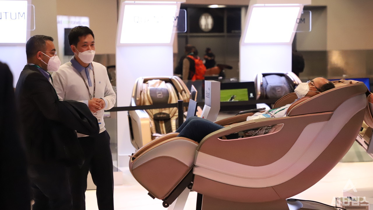 바디프랜드 제품을 직접 체험해보는 관람객 모습. (사진=윤영주 기자).