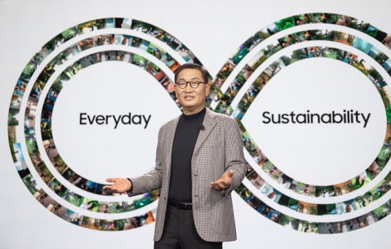 한종희 삼성전자 부회장은 "기업은 지속가능성을 갖춘 제품을 만들고, 소비자는 이를 사용함으로써 '지속가능한 일상'을 만들어야 한다"고 말했다. (출처=삼성전자)